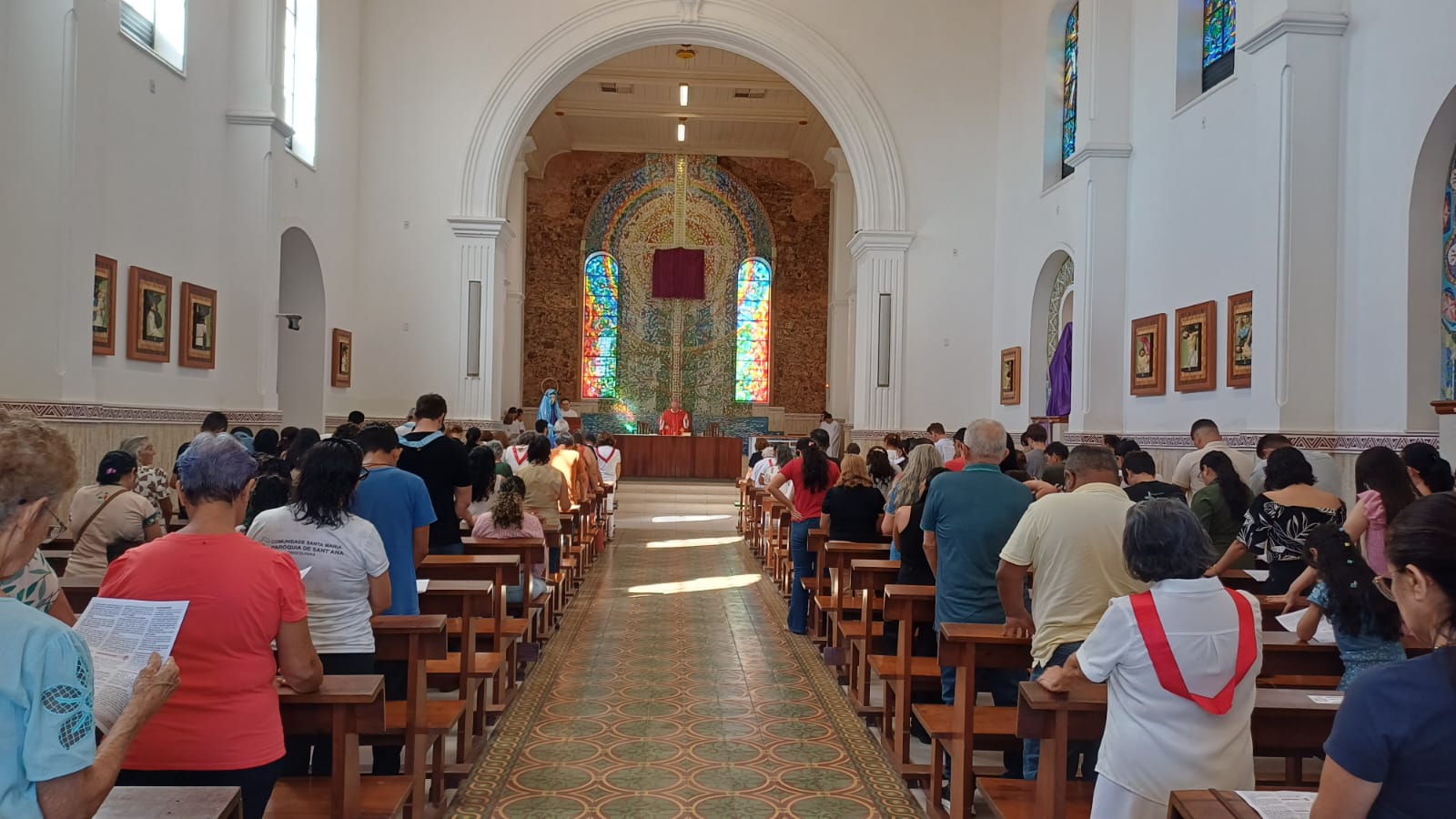 Fiéis participam de celebrações da Sexta-feira Santa em Óbidos